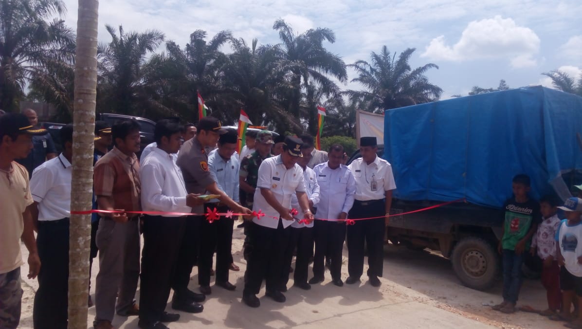 Bupati Sukiman Resmikan Pasar Tripa dan Unit Usaha Depot Air Minum Bumdesa Mandiri Jaya Makmur